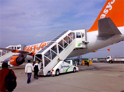 Image: Passengers boarding easyJet plane