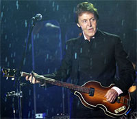 Image: Sir Paul McCartney singing in the Ukrainian rain