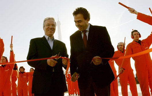 Image: easyJet CEO Andy Harrison and Luc Chatel inaugurate the easyJet base at CDG in February 2008
