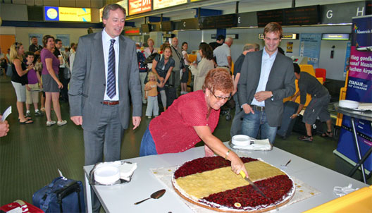 Image: Maastricht’s first tax free passengers also got a slice of cake