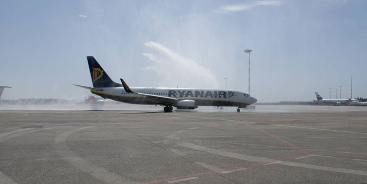 The seventh Ryanair aircraft to be based at Pisa
