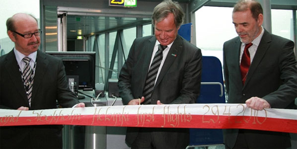Norwegian’s CEO Bjørn Kjos cuts the ribbon for the new route between Stockholm Arlanda and Helsinki