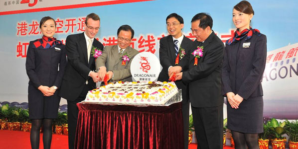 Our first Chinese Cake of the Week! Celebrating the new daily service between Hong Kong and Shanghai Hongqiao, which coincides with Dragonair’s 25th anniversary, four people were needed to cut the grand cake: Sam Swire, Dragonair’s GM mainland China, and Wang Guangdi, VP Shanghai Airport Authority, as well as Dragonair’s CEO James Tong and Hu Yaming, Deputy Director General East China Regional CAAC.