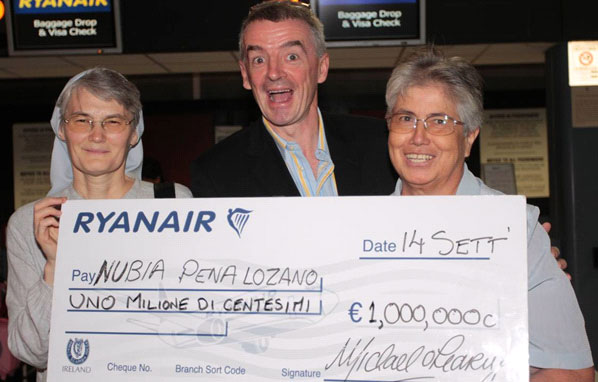 The richest nun in Rome? A fantastically generous (saintlike?) Michael O’Leary (centre) was on site at Rome Ciampino to celebrate Ryanair’s 100-millionth passenger to and from Italy; Sister Nubia Pena Lozano (right), who was joined at the airport by Sister Matgorzata Mazur (left). Sister Nubia gets a cash prize of no less than €10,000 (or one million euro cents, as it also can be expressed)!