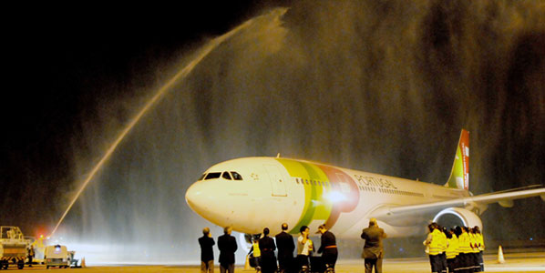 TAP’s arrival at Campinas (Brazil) in July was an anna.aero Route of the Week. Anna.aero recently wondered if TAP was going to greatly enhance its connections to Europe’s airports in order to maximize its Latin American connection opportunities.  Well it seems so! The six new just-announced new routes plug a big gap and leave only three major airports in Europe which won’t have TAP services after 2011 – Berlin, Dublin and Palma de Mallorca.