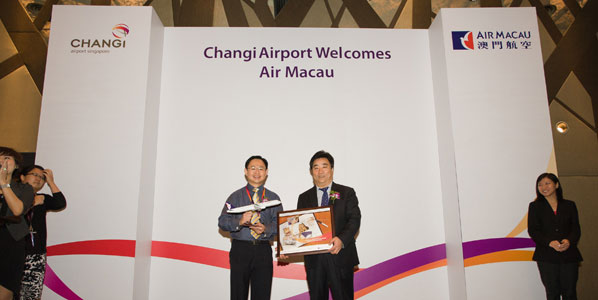 Air Macau was welcomed to Singapore Changi Airport by the airport group’s EVP Air Hub Development, Yam Kum Weng, who exchanged gifts with Air Macau’s VP Commercial, Yang Jianhua.