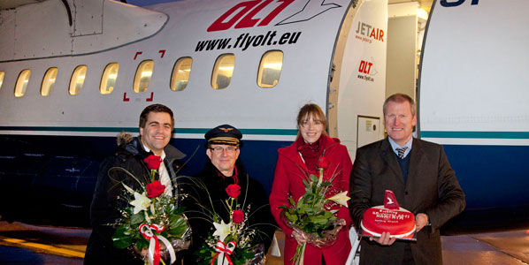 Robert Piltz, Hamburg Airport’s Key Account Manager Aviation Marketing, celebrated the new OLT route to Rotterdam with the inaugural flight’s captain, cabin attendant and the airline’s CEO Joachim van Grieken.