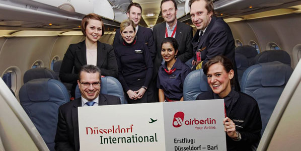 Ulrich Topp, Düsseldorf Airport’s Director Aviation Marketing, celebrated the new Bari route with airberlin’s press officer Janina Zitz (behind) and Kalle Hansen, manager media cooperation and events (background), as well as captain Kristian Feller with crew (first officer Thorsten Tapper, cabin crew Sandra Hartmaring, Thevana Berzin and Tina Schindelhauer). (Photo: Andreas Wiese, DUS)
