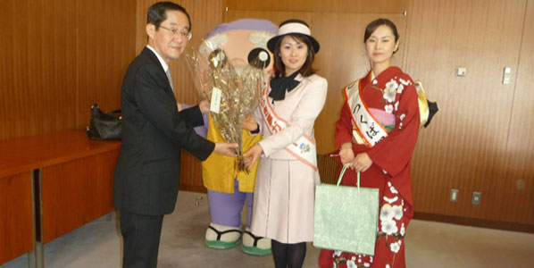 Ambassadors of Ibaraki travelled on Skymark’s first flight to Sapporo Chitose where they presented a bouquet to the Deputy Mayor of Sapporo City, Noriaki Ikushima.