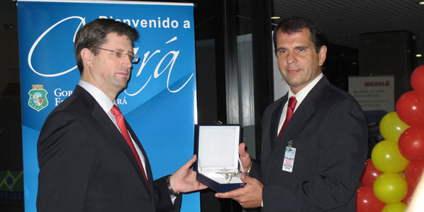 February: Iberia arrives in the Brazilian city of Fortaleza (with a 90% load factor) where the airline’s international sales director Ángel Valdemoros was presented with a gift by Carlo Ferrentini, tourism state secretary of Ceará. In 2010, the Spanish airline carried 492,000 passengers between Europe and Brazil, nearly 7% more than in the previous year. Unlike its new International Airline Group (IAG) partner British Airways, Iberia has increased demand by concentrating on long-haul markets.