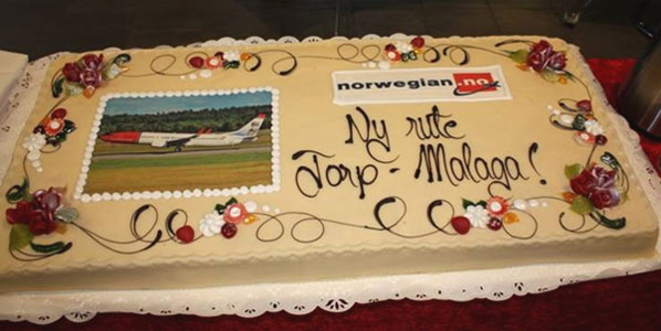 Sandefjord Airport Torp celebrated Norwegian’s second route from the airport with a cake. Malaga is now served once a week from the airport this winter, complementing the airline’s Alicante route and filling the gap after Ryanair, which only operates the route during summer.