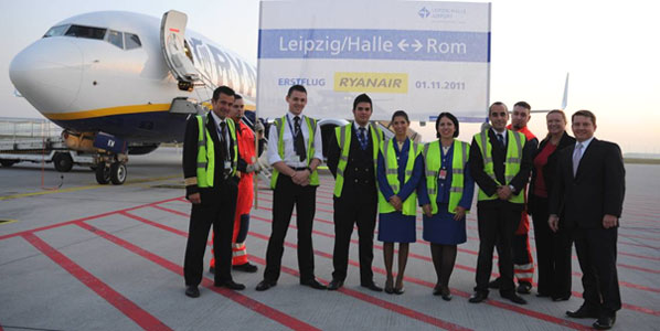 Leipzig/Halle Airport is a new airport in Ryanair’s network. The airline now serves the airport in eastern Germany from both Rome Ciampino and London Stansted. Posing for the camera were Fabrizio Ferri, Ryanair’s Rome Ciampino base captain, and his crew along with Bettina Ganghofer, Managing Director PortGround, and Dierk Näther, Managing Director Leipzig/Halle Airport. (Photo: Uwe Schoßig)