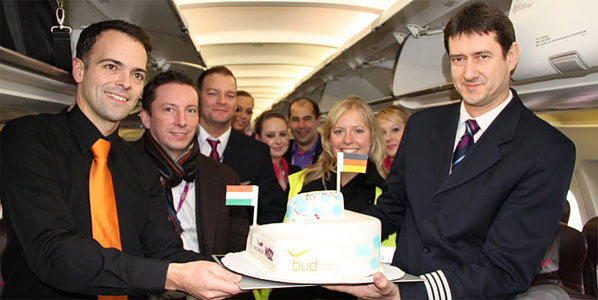 Wizz Air celebrates the launch of its new Budapest - Dortmund route with a cake.