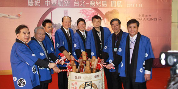 China Airlines’ new scheduled service to Kagoshima in Japan was celebrated at Taipei’s Taoyuan International Airport with a sake cask-breaking ceremony.