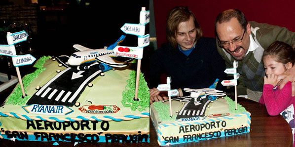 Eager to eat the cake is the airport director Piervittorio Farabbi (centre) along with his daughter (right) and Luca Siragusa, Ryanair’s Sales & Marketing Intern for Italy (left).