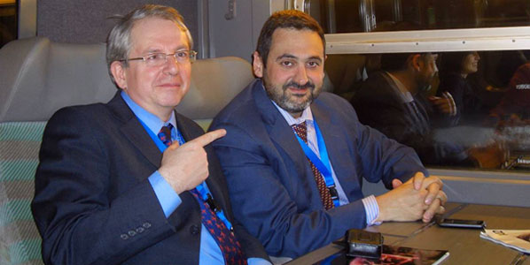 Pointing man Ralph Anker, anna.aero’s editor, spoke to Vueling’s CEO Alex Cruz on a TGV train during the recent FrenchConnect event.