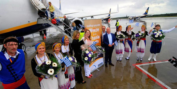 Celebrating Ryanair’s first flight from Weeze to Chania on the Greek island of Crete were the Greek dance group ‘Chara’ along with Ryanair’s Sales and Marketing team for Germany, executive Jana Skornicka and manager Henrike Schmidt, as well as Weeze Airport’s CEO Ludger van Bebber and chairman Herman Buurman.