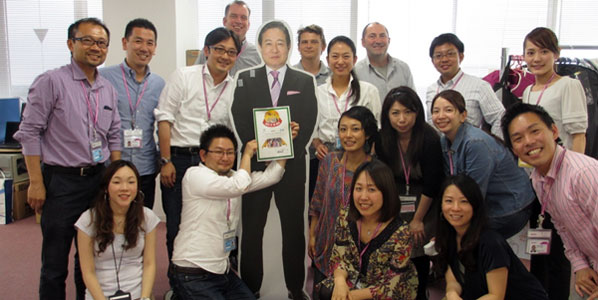 Peach, the first of the Japanese low-cost airlines to launch this year, received the award for its first ever international route, as it connected Osaka Kansai and Seoul Incheon in mid-May. A real size replica of the airline’s CEO, Shinichi Inoue, accompanied the Peach team, as it posed for a commemorative picture with the anna.aero Route of the Week certificate.