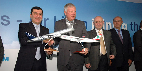 Middle East Airlines’ Chairman, Mohamad El-Hout, exchanges gifts with Leo van Wijk, Chairman of SkyTeam and former CEO of KLM
