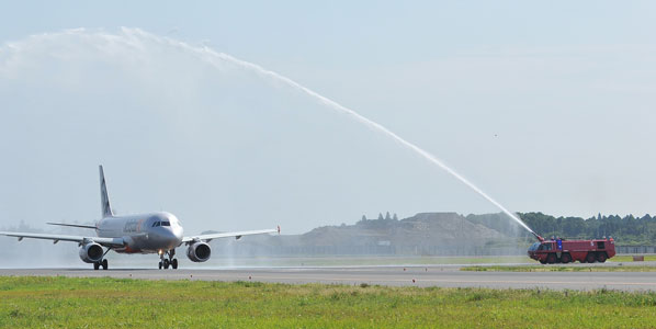 Jetstar Japan gets the traditional salute from Narita’s fire trucks as flight GK111 gets ready to head for Sapporo.