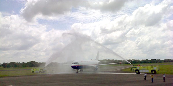 Last Saturday, the first passengers took off on board the much-awaited VivaColombia service to Montería, which upon arrival was welcomed with a traditional water cannon salute.