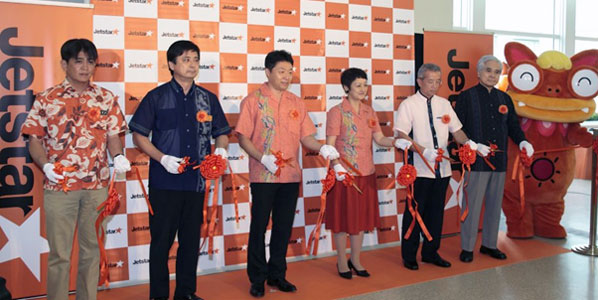 At Naha Airport on Okinawa, the ribbon was cut for Jetstar Japan’s new route from Osaka Kansai.