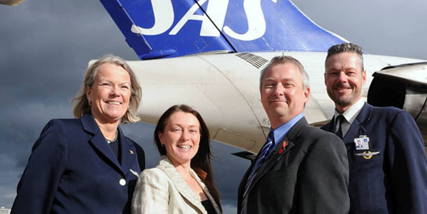 SAS’ purser Cina Fasth (left) and captain John Magnell (right) were welcomed to Birmingham Airport from Stockholm Arlanda by Mandy Haque, Airline and Trade Relations Manager, Birmingham Airport; and Christian Wild, Key Account Manager, SAS Scandinavian Airlines.
