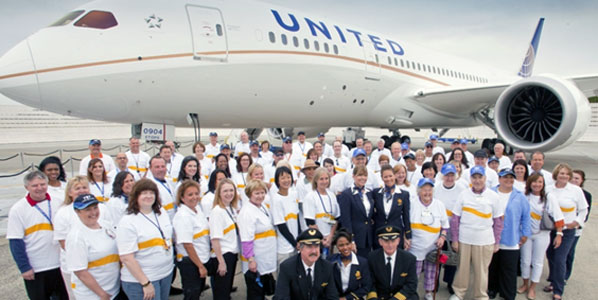United’s employees had a group shot made in celebration of the arrival of the airline’s first 787.