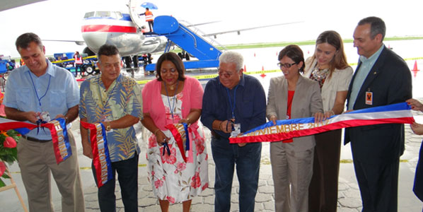 Cutting the ribbon for the launch of American Airlines’ service in Roatán were Shawn Hyde, Governor of the Department of Bay Island; Julio Galindo, Mayor of Roatán; Syntia Bennett Solomon, Honduras’ Vice-Minister of Tourism; Romeo Silvestri, President of the Commission of Tourism, Honduran Congress; American Airlines’ Verna Osorto, Country Manager Honduras; Frances Vallecillo, Airport Coordinator San Pedro Sula; and Marvin Diaz, Regional Managing Director, Mexico and Central America.