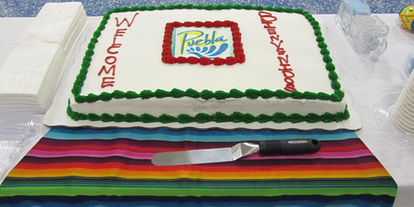 Dallas/Fort Worth sent off American Eagle’s maiden flight to Puebla in Mexico with a cake served on a colourful sarape. 