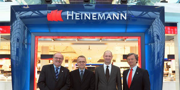 Jost Lammers, CEO of Budapest Airport poses with the managing directors of Heinemann.
