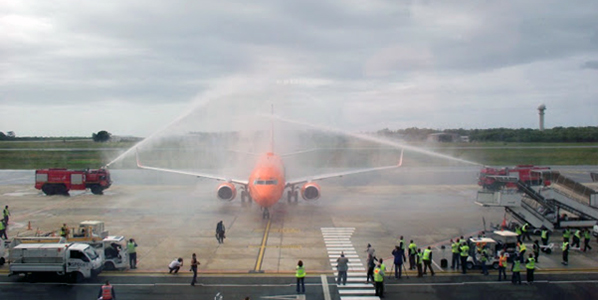 Mango’s inaugural service to Port Elizabeth was welcomed with the traditional water cannon salute.