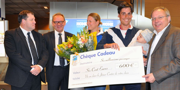 The lucky passenger, Hugo Rijnen, arrived with his family from Tenerife and was warmly welcomed by Walloon Minister André Antoine, who presented him with a €600-travel voucher. The airport’s Chairman of the Board of Directors Laurent Levêque and BSCA Managing Director Jean-Jacques Cloquet, assisted the ceremony.