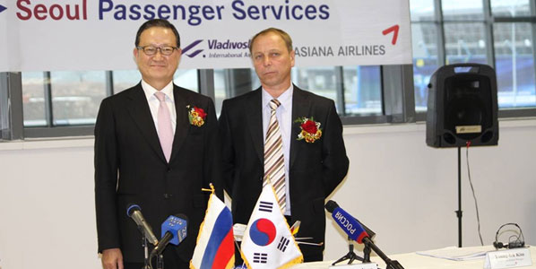 November 2012: Asiana Airlines’ President, Yoon Young Doo; and Igor Lukishin, COO of Vladivostok International Airport, celebrate the launch of the airline’s only daily and third overall service to Russia.