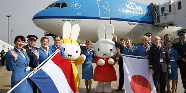 Upon the airline’s maiden arrival in Fukuoka, cabin and ground crew members of KLM posed for a commemorative picture with Miffy mascots.