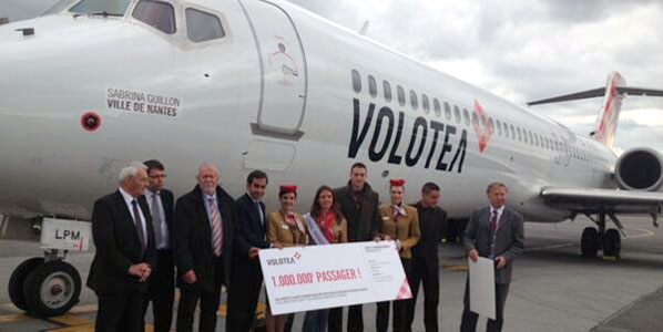 Volotea’s one millionth passenger, posing for commemorative picture with airline and airport staff