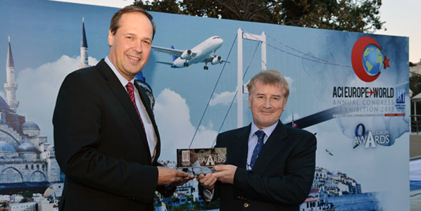 EUROCONTROL Director General Frank Brenner presented the award for Best Airport with Under 5 Million Passengers to LCY CEO Declan Collier.