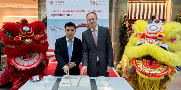 Celebrating the fifth anniversary of the connection between the German and Chinese capitals on 6 September is Zhiwei Shi (General Manager of Hainan Airlines Germany) and Till Bunse (Director Marketing and Sales at Berlin Brandenburg Airport).