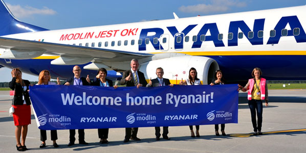 Welcoming Ryanair back to Warsaw Modlin Airport were (starting with the fourth person in from the left) Jadwiga Starczewska (Modlin’s Commercial-Marketing Director), Michael Cawley (Ryanair’s Deputy Chief Executive and Chief Operating Officer), Marcin Danil (Vice-president, Modlin) and Katarzyna Gaborec (Ryanair’s Sales and Marketing Executive for Poland).