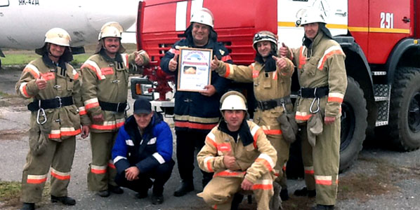 Celebrating last week’s win: The fire crew of Volgograd Airport with their anna.aero “Arch of Triumph” prize.