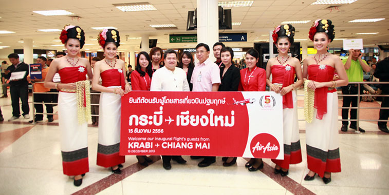Mr. Wisoot Buachoom, Director of the Tourism Authority of Thailand’s Chiang Mai Office; Thananrath Prasertsree, Vice President, Deputy General Manager of Chiang Mai International Airport; and Onanong Netsawasdi, Chiang Mai Station Head for Thai AirAsia, welcomed passenegrs to Chiang Mai Airport.