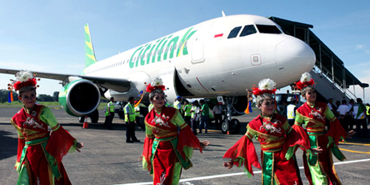 The first Citilink flight at Halim Perdanakusuma Airport in East Jakarta was welcomed by Betawi dancers