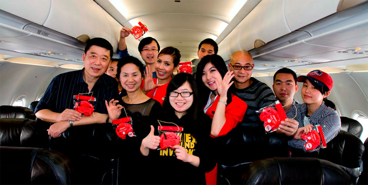 All of the passengers on the inaugural Changsha to Bangkok flight passengers were presented with souvenirs and gift certificates.