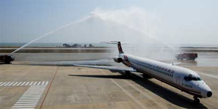 The airline's new Taichung route was greeted on its arrival in Kinmen with the traditional water arch salute.