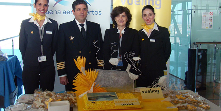 Barcelona Airport Head of Cabinet, Gloria Rodríguez Mir cut the commemorative cake with the captain and some members of the crew.