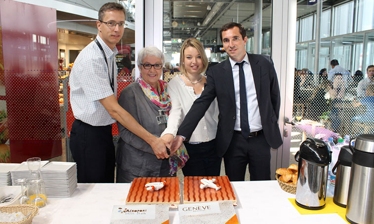 Cutting the new route cake for easyJet’s Geneva to La Rochelle
