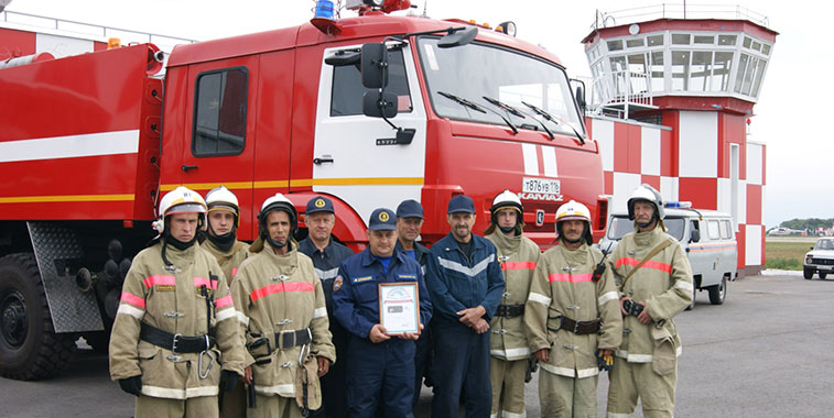 : The firefighters of Kazan Airport proudly show-off their “Arch of Triumph” certificate