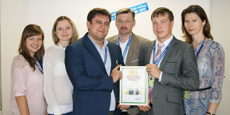 Proudly showing-off the Route of the Week certificate for Finnair’s new service from Helsinki to Kazan