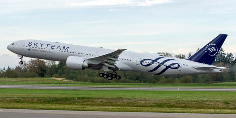 On 28 October, Garuda Indonesia welcomed the delivery of its first 777-300 in a SkyTeam livery. Arif Wibowo, President and CEO, Garuda Indonesia, commented on the delivery by saying: “We continue to grow our network with the SkyTeam alliance and the 777-300's efficiency and economics allow us to stay competitive and with an interior that our passengers love. We're proud to see our latest 777-300 in the SkyTeam livery.” 
