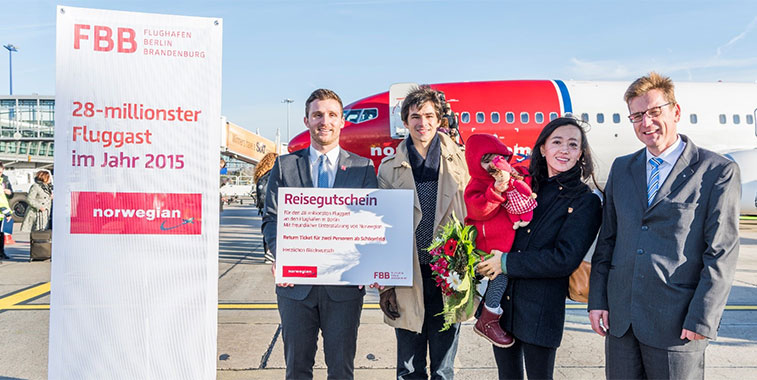 On 10 December Flughafen Berlin Brandenburg reached the milestone of 28 million passengers in 2015 (that’s across both Berlin airports – Tegel and Schönefeld). The lucky recipient was the 34-year-old pianist, Yao Yao Brandenburg (yes, that’s her real name) who was flying to London Gatwick with Norwegian, who received a free return ticket with Norwegian. Sharing in the celebrations at Berlin Schönefeld were Michael Ambs, Head of Regional Marketing Development, Norwegian and Dr. Karsten Mühlenfeld, CEO, Flughafen Berlin Brandenburg GmbH. (Photo: © Günter Wicker / Flughafen Berlin Brandenburg GmbH)